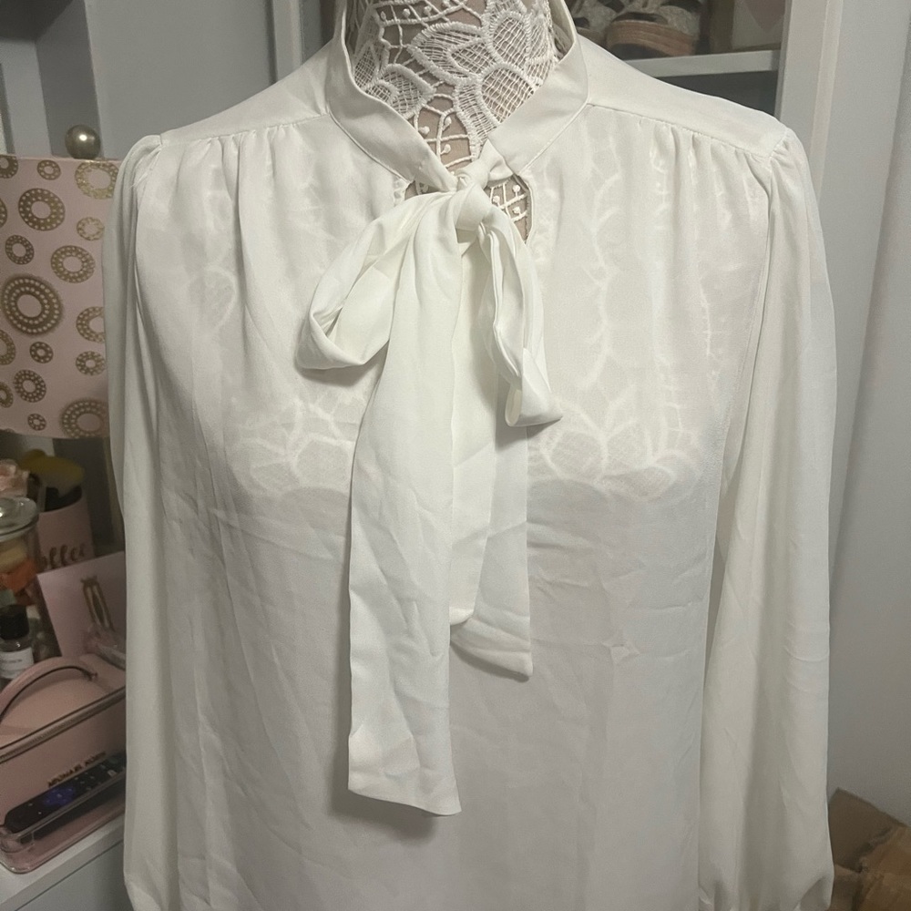 White top - Picture 2 of 3